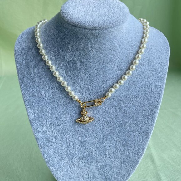 Vivienne Westwood Single Layer Pearl Golden Yellow Pin Necklace - Picture 2 of 9